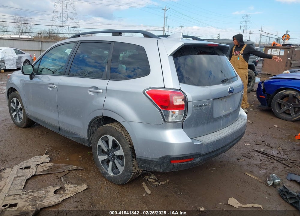 2018 SUBARU FORESTER VIN: JF2SJAECXJH453531