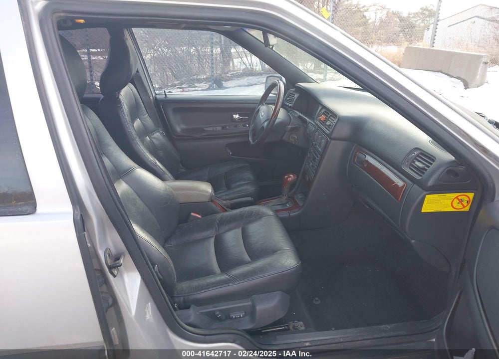 2000 VOLVO V70 XC SE VIN: YV1LZ56D7Y2712994