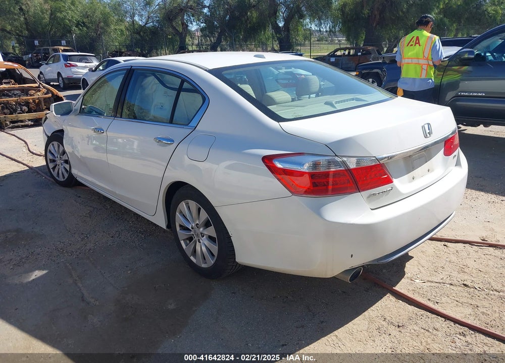 2013 HONDA ACCORD VIN: 1HGCR3F87DA042152