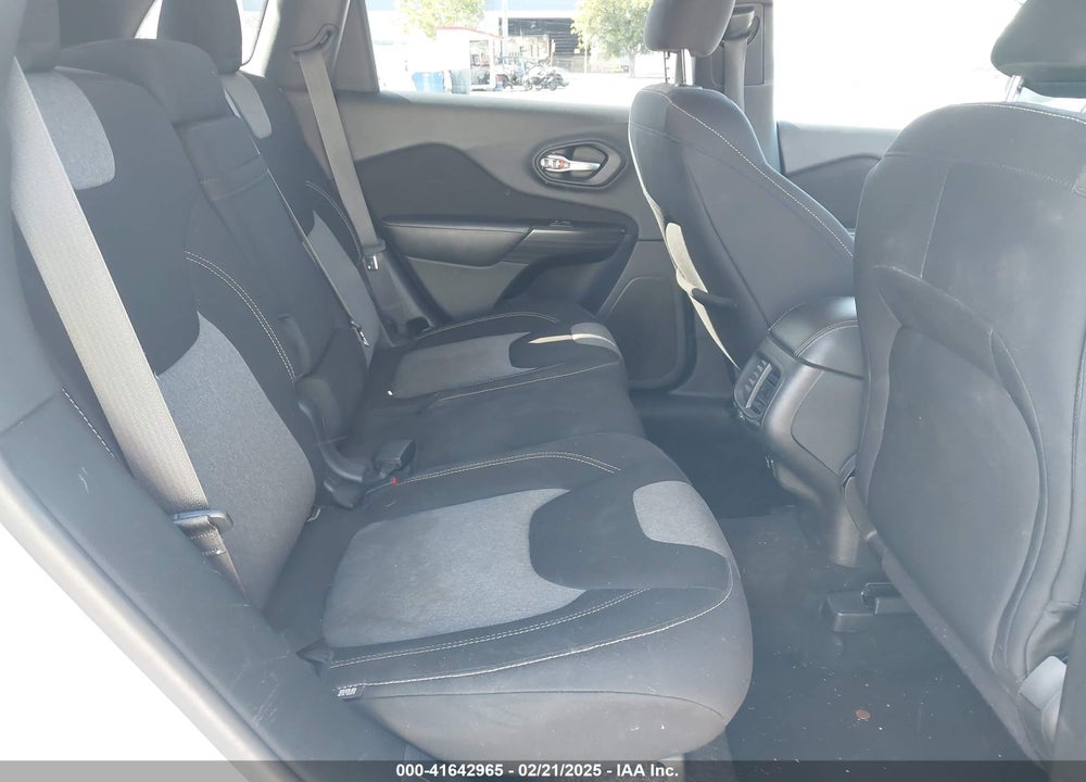 2014 JEEP CHEROKEE VIN: 1C4PJLCB3EW302204
