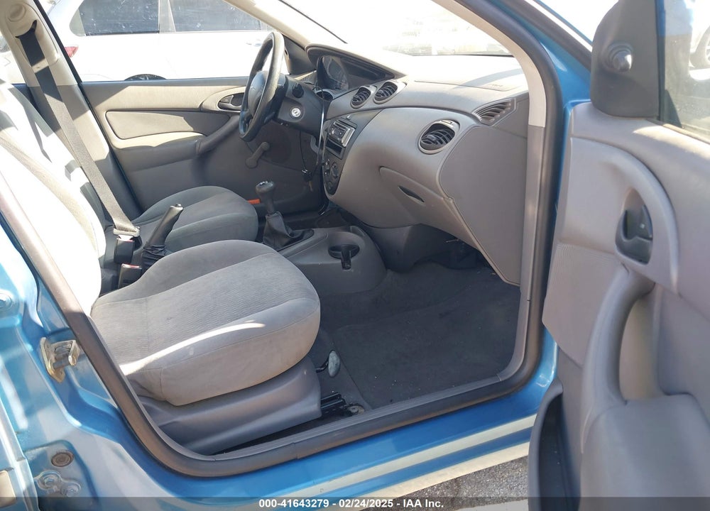 2000 FORD FOCUS LX VIN: 1FAFP33P8YW330922