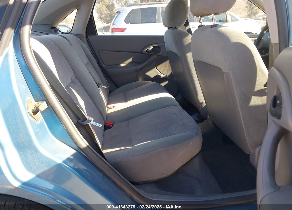 2000 FORD FOCUS LX VIN: 1FAFP33P8YW330922