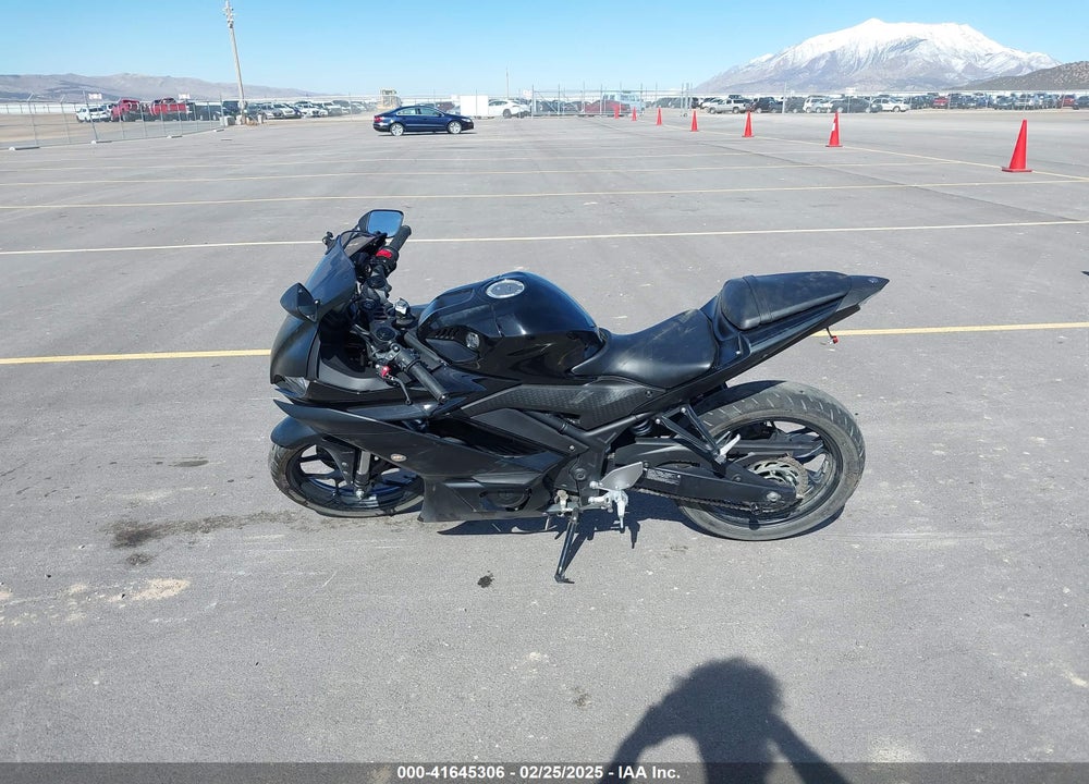 2021 YAMAHA YZFR3 A VIN: MH3RH18Y3MK007861