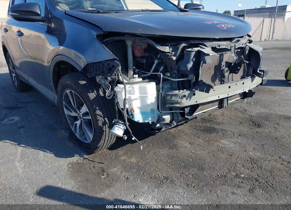 2018 TOYOTA RAV4 XLE VIN: 2T3WFREV9JW484183