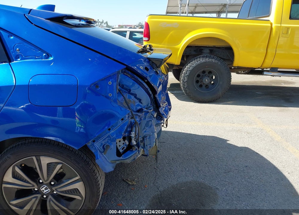2018 HONDA CIVIC VIN: SHHFK7H5XJU414742