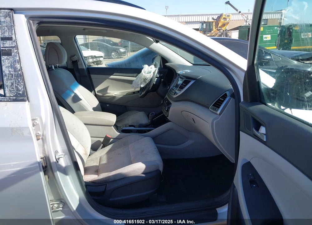 2017 HYUNDAI TUCSON VALUE VIN: KM8J33A21HU580324