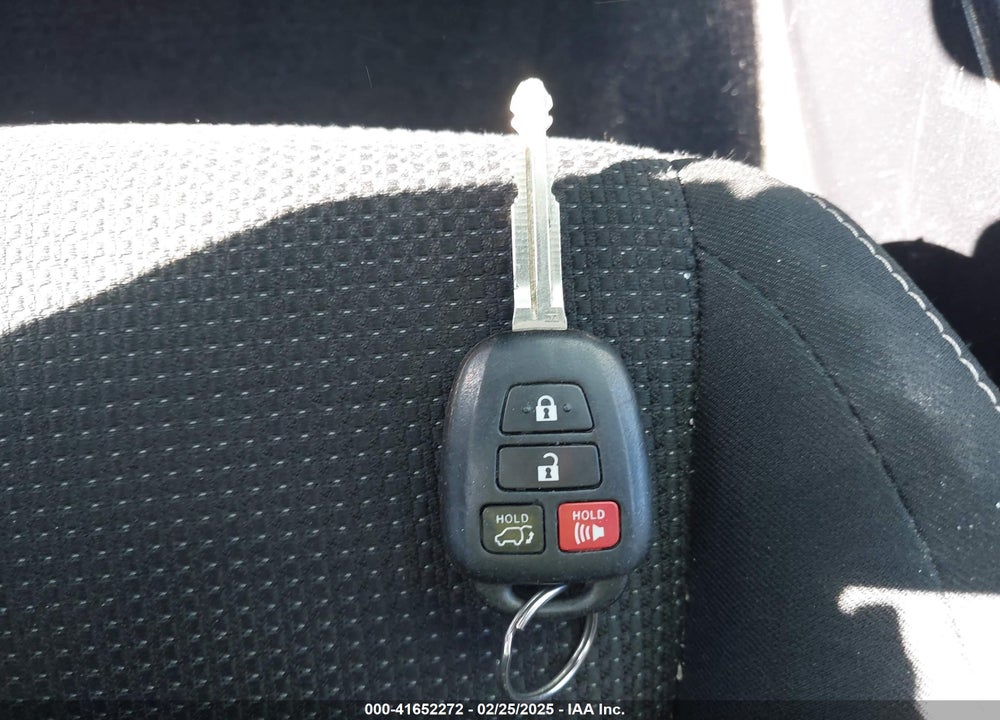 2016 TOYOTA RAV4 VIN: JTMRFREVXGJ082256