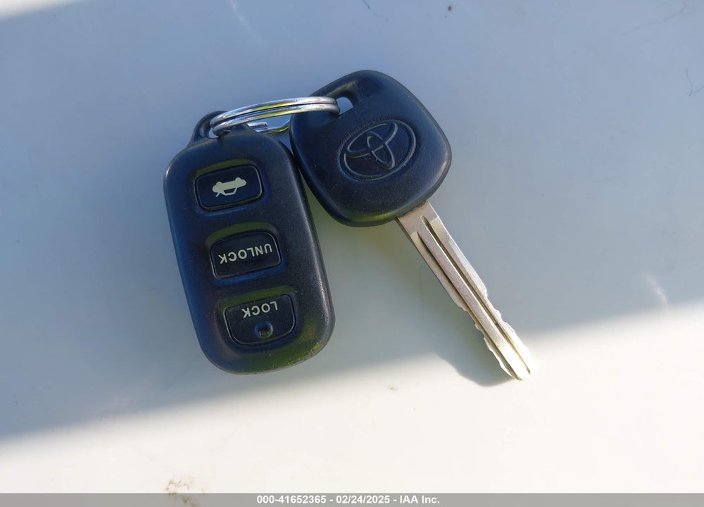 2002 TOYOTA CAMRY XLE VIN: 4T1BE32K52U077318