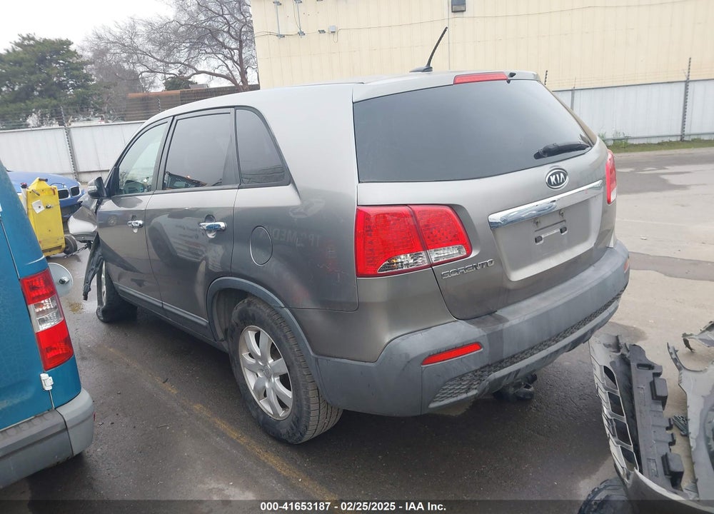 2011 KIA SORENTO VIN: 5XYKT3A10BG080826