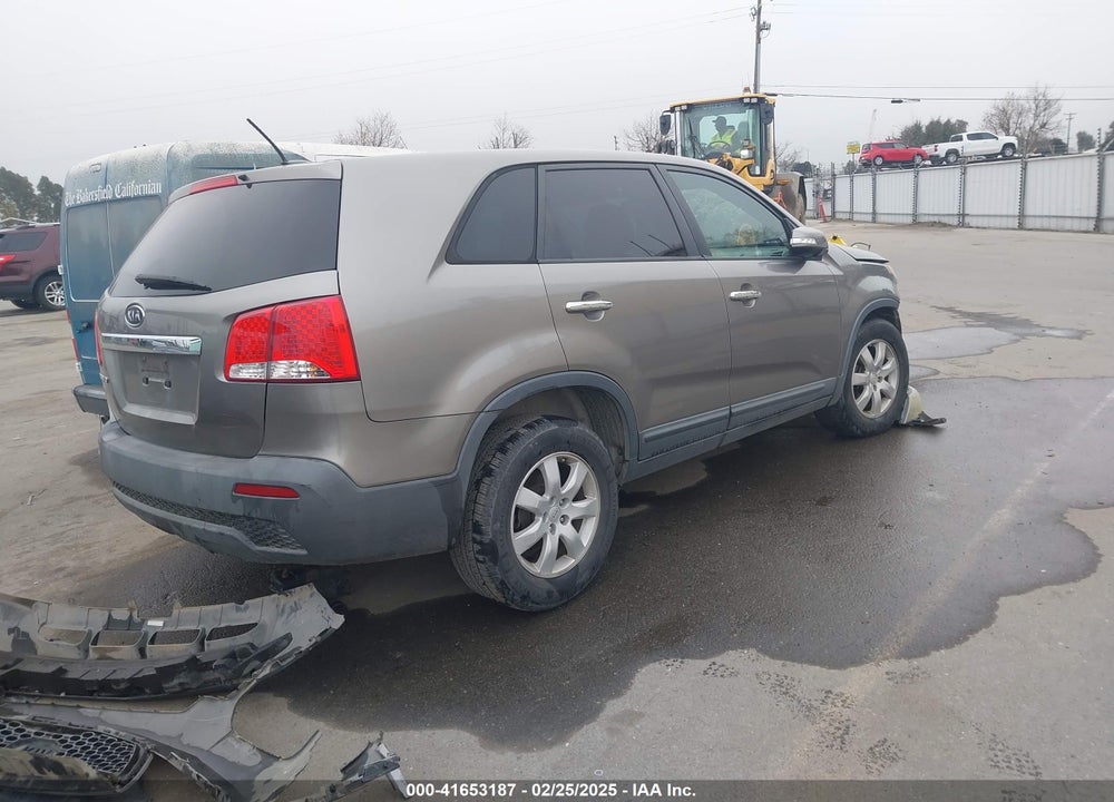 2011 KIA SORENTO VIN: 5XYKT3A10BG080826