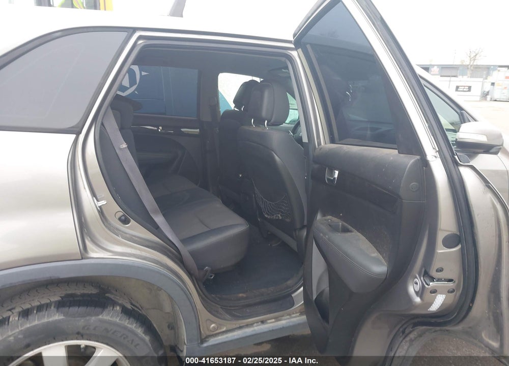 2011 KIA SORENTO VIN: 5XYKT3A10BG080826