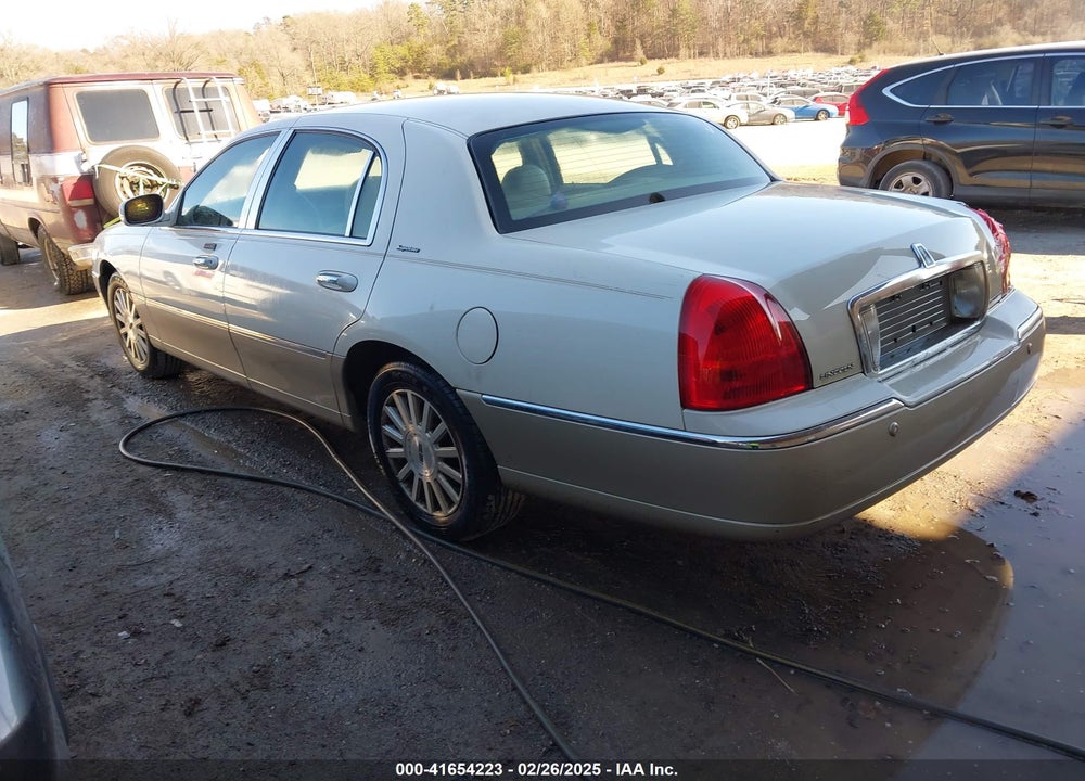 2004 LINCOLN TOWN CAR SIGNATURE VIN: 1LNHM81W24Y680754