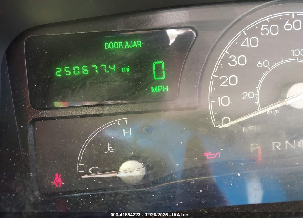 2004 LINCOLN TOWN CAR SIGNATURE VIN: 1LNHM81W24Y680754