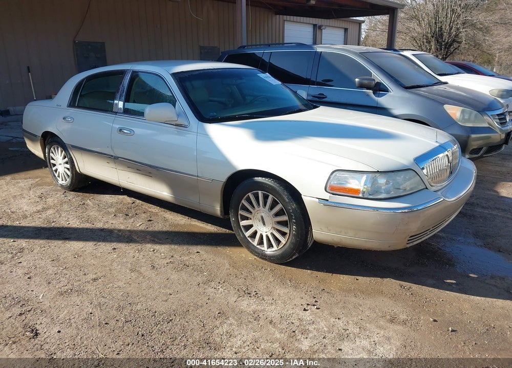 2004 LINCOLN TOWN CAR SIGNATURE VIN: 1LNHM81W24Y680754