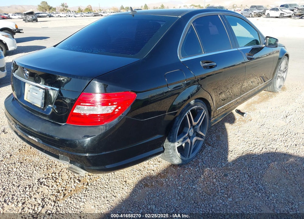 2011 MERCEDES-BENZ C 300 LUXURY/SPORT VIN: WDDGF5EB4BR136284