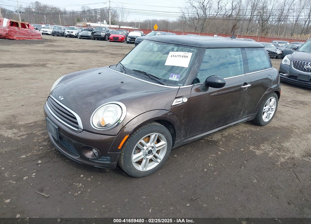 2011 MINI COOPER VIN: WMWSU3C50BTX97225