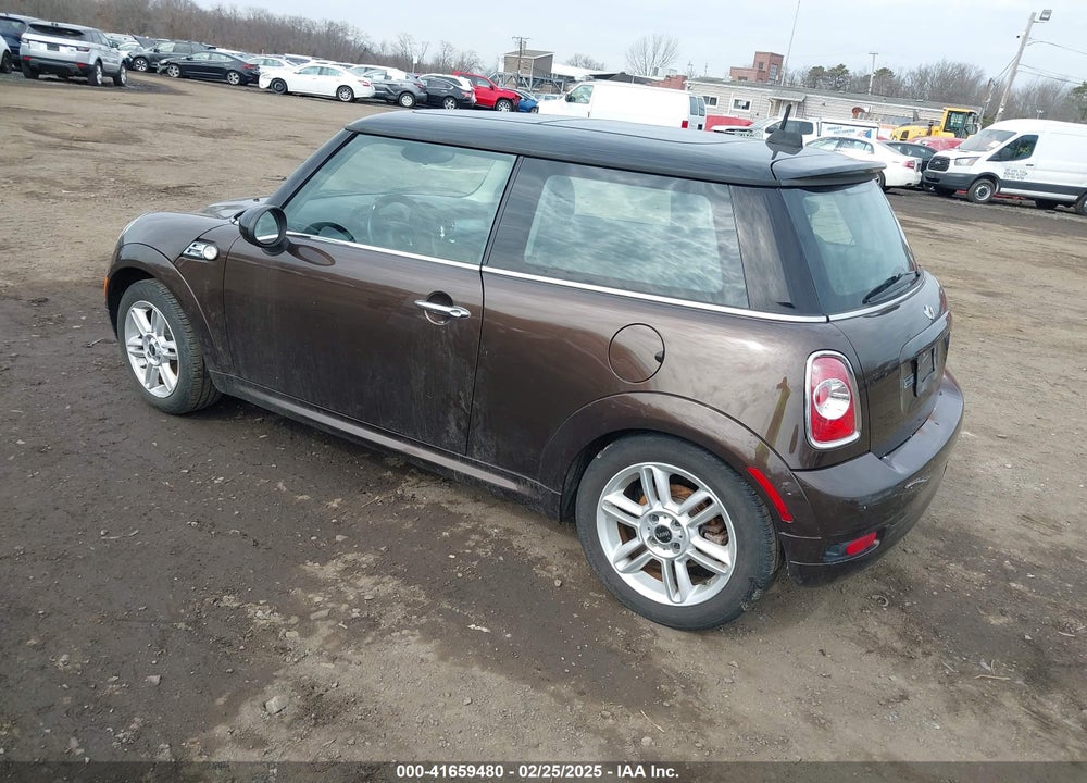 2011 MINI COOPER VIN: WMWSU3C50BTX97225