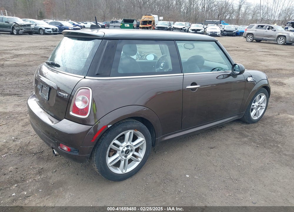 2011 MINI COOPER VIN: WMWSU3C50BTX97225