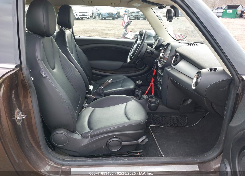2011 MINI COOPER VIN: WMWSU3C50BTX97225