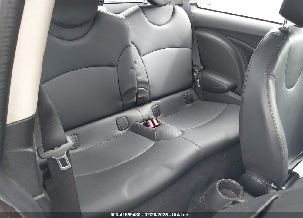 2011 MINI COOPER VIN: WMWSU3C50BTX97225