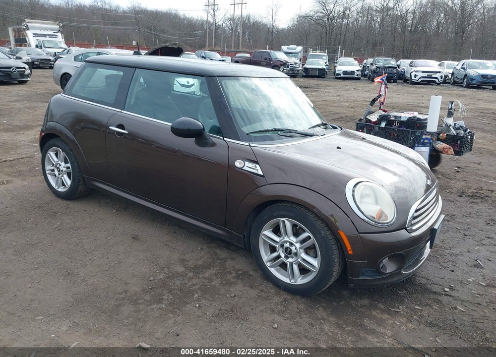 2011 MINI COOPER VIN: WMWSU3C50BTX97225