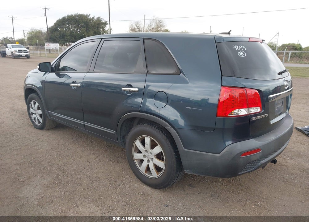 2011 KIA SORENTO VIN: 5XYKT3A15BG004695