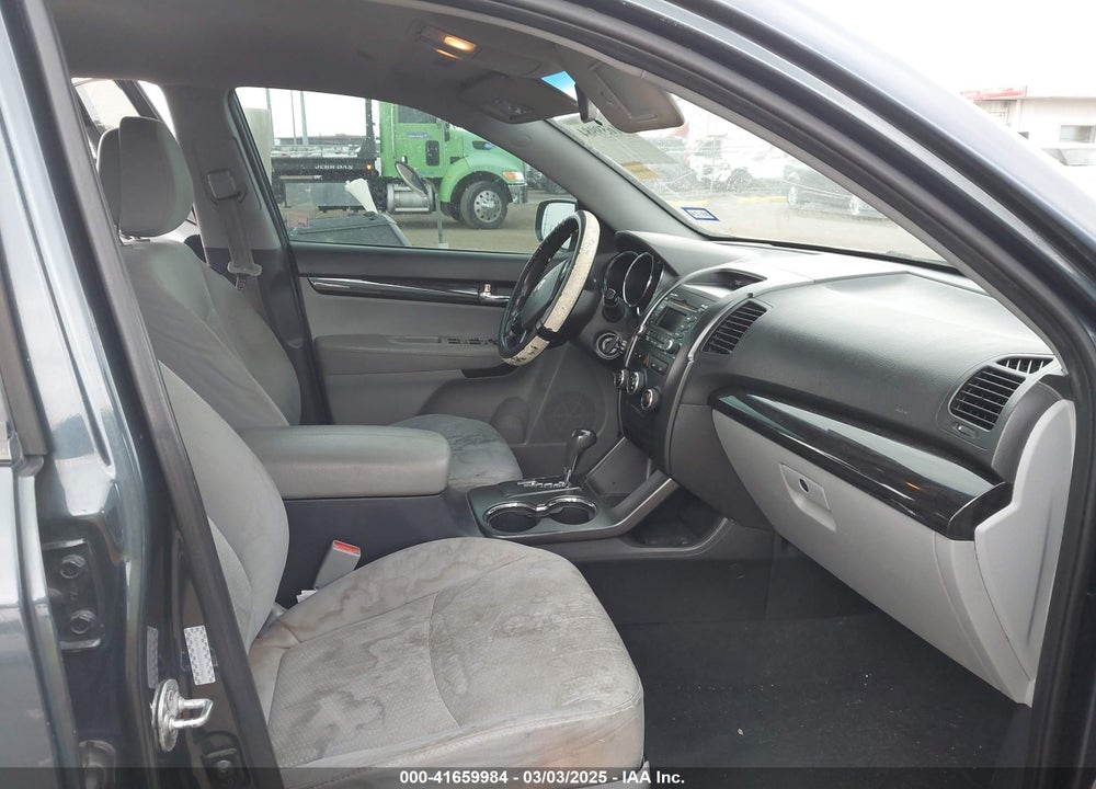 2011 KIA SORENTO VIN: 5XYKT3A15BG004695