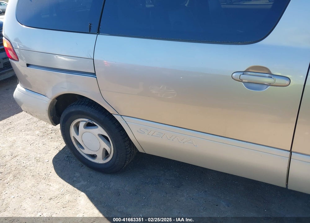 2000 TOYOTA SIENNA XLE VIN: 4T3ZF13C2YU268945