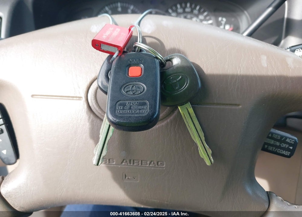1999 TOYOTA SIENNA XLE VIN: 4T3ZF13C2XU136847