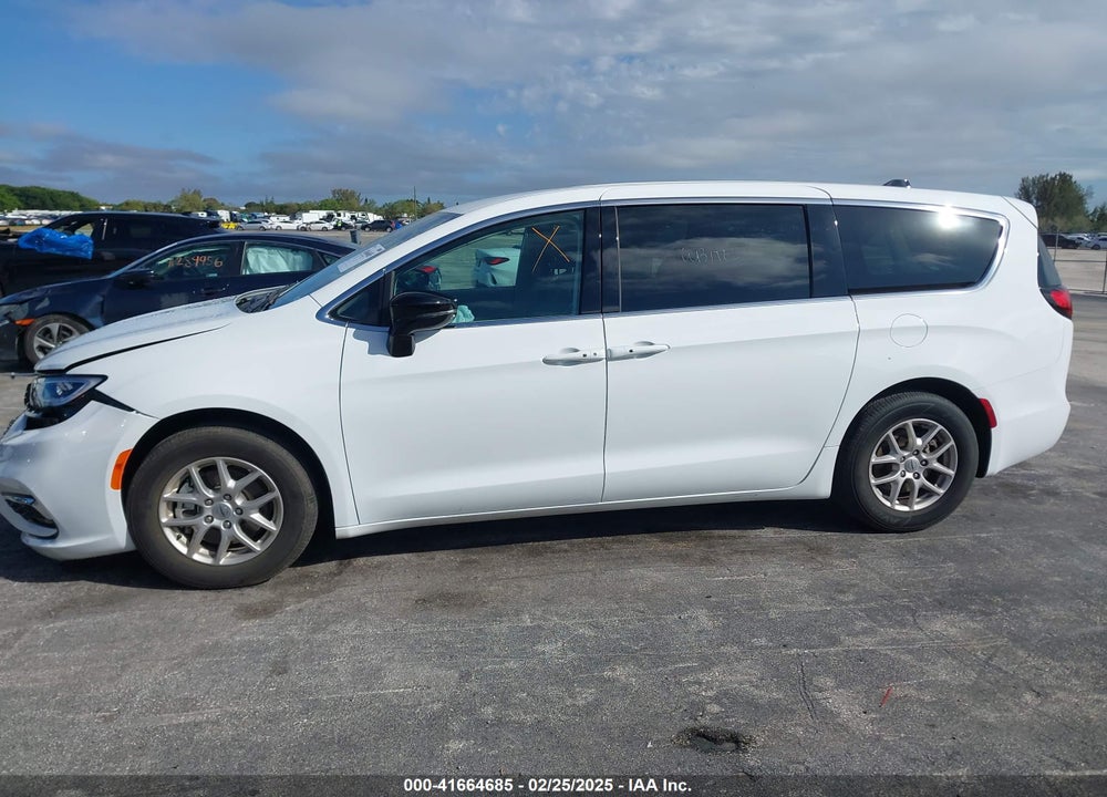 2024 CHRYSLER PACIFICA TOURING L VIN: 2C4RC1BG7RR155422