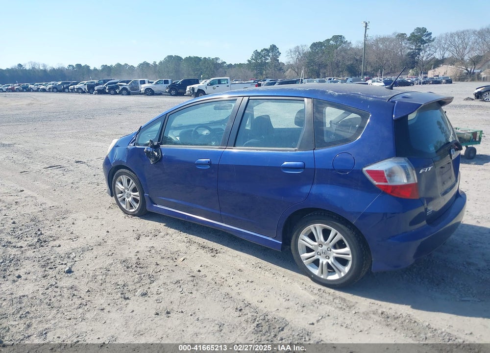2011 HONDA FIT VIN: JHMGE8H51BC013676
