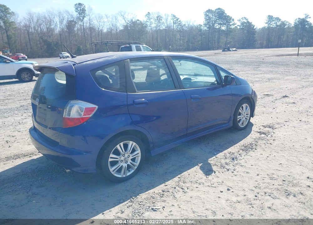2011 HONDA FIT VIN: JHMGE8H51BC013676