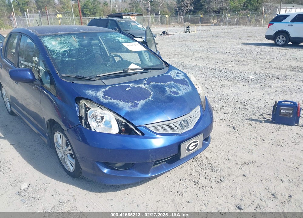 2011 HONDA FIT VIN: JHMGE8H51BC013676