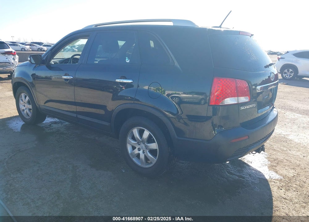 2011 KIA SORENTO VIN: 5XYKT3A13BG038697