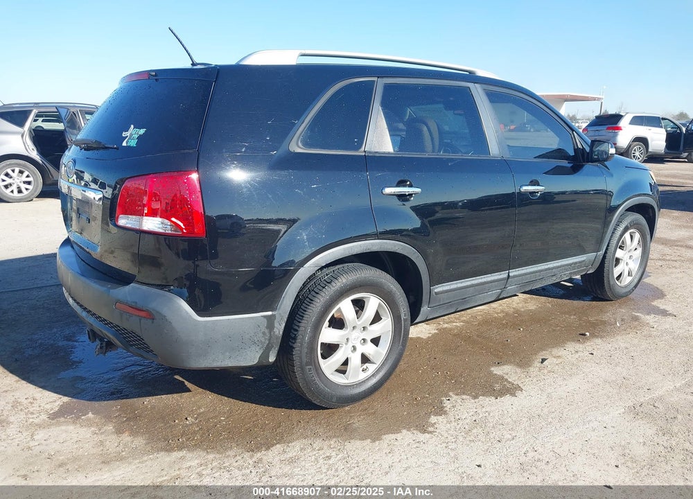 2011 KIA SORENTO VIN: 5XYKT3A13BG038697