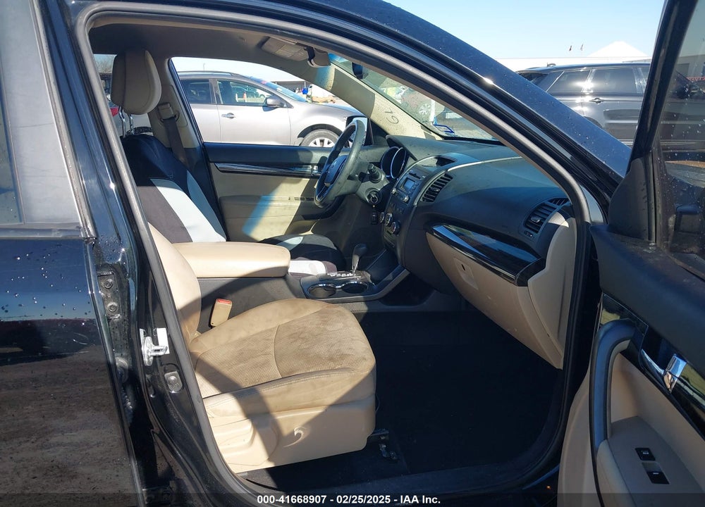 2011 KIA SORENTO VIN: 5XYKT3A13BG038697