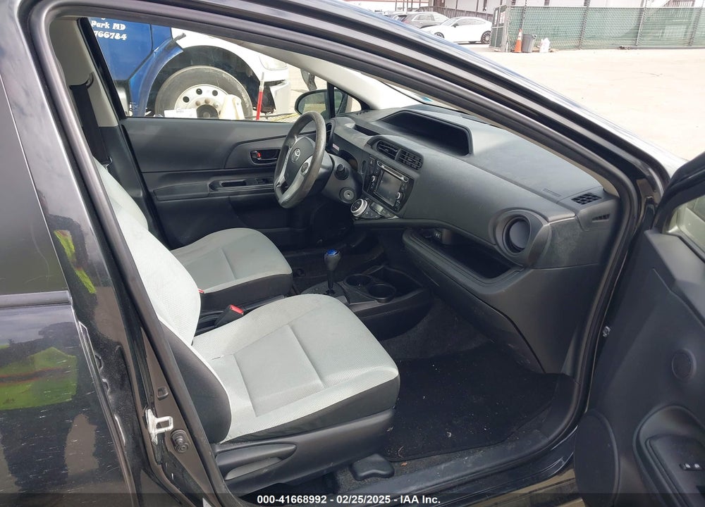 2015 TOYOTA PRIUS C VIN: JTDKDTB35F1108168