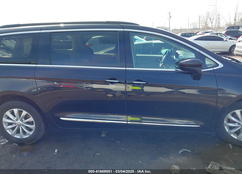 2017 CHRYSLER PACIFICA TOURING L VIN: 2C4RC1BG4HR583382