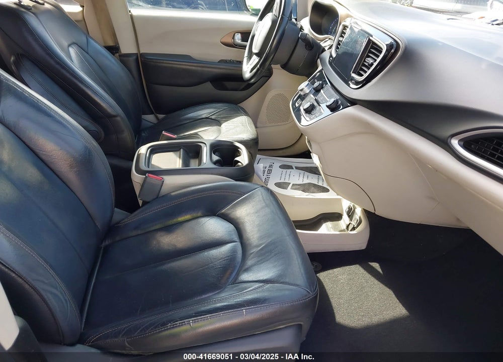 2017 CHRYSLER PACIFICA TOURING L VIN: 2C4RC1BG4HR583382