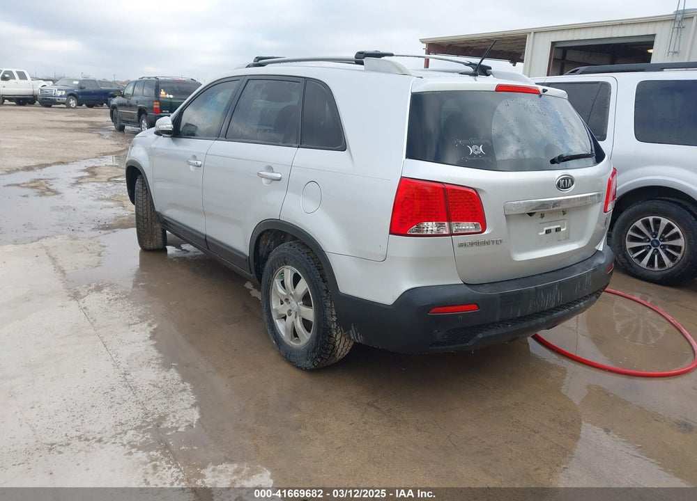 2011 KIA SORENTO VIN: 5XYKT3A13BG129131