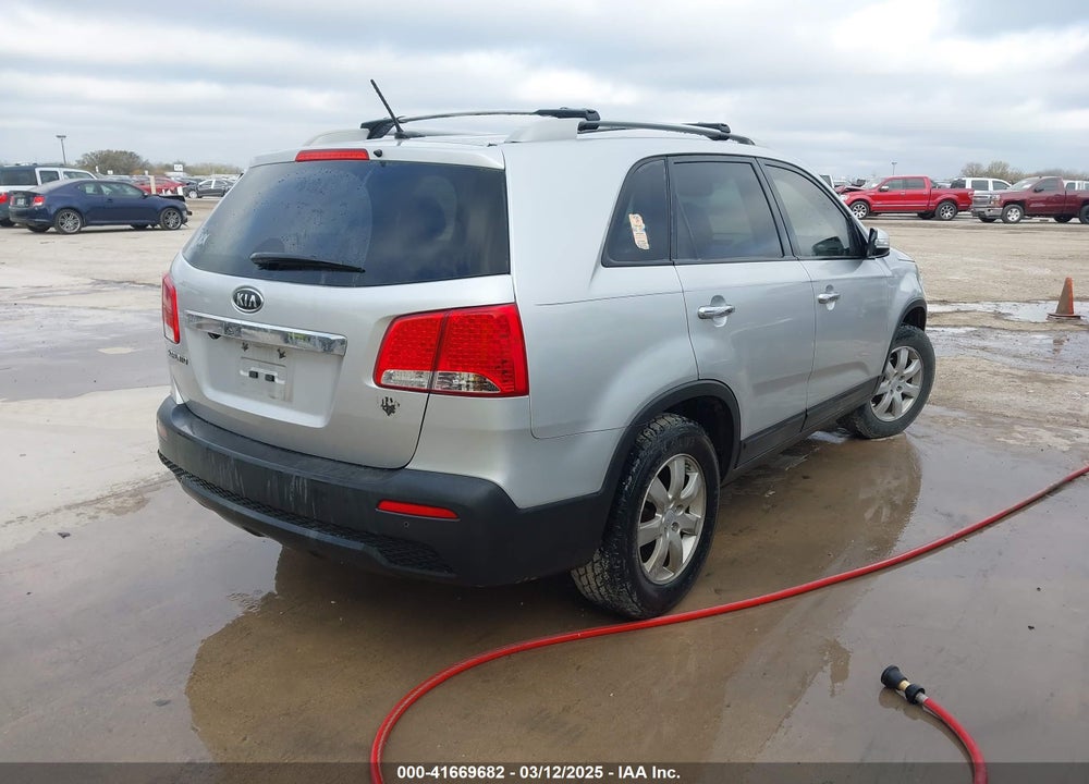 2011 KIA SORENTO VIN: 5XYKT3A13BG129131
