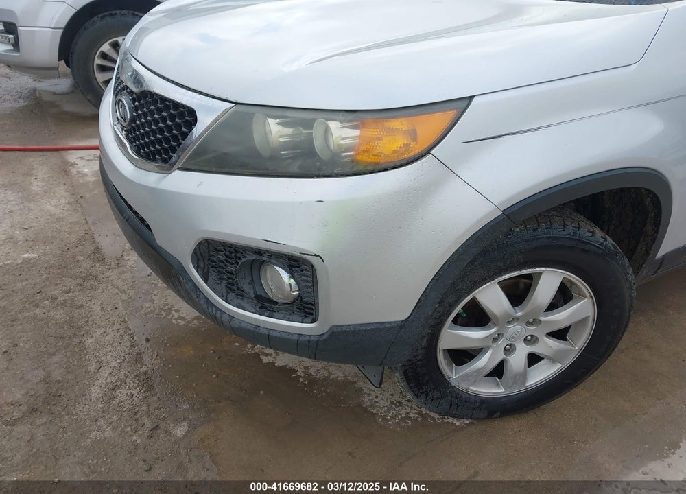 2011 KIA SORENTO VIN: 5XYKT3A13BG129131