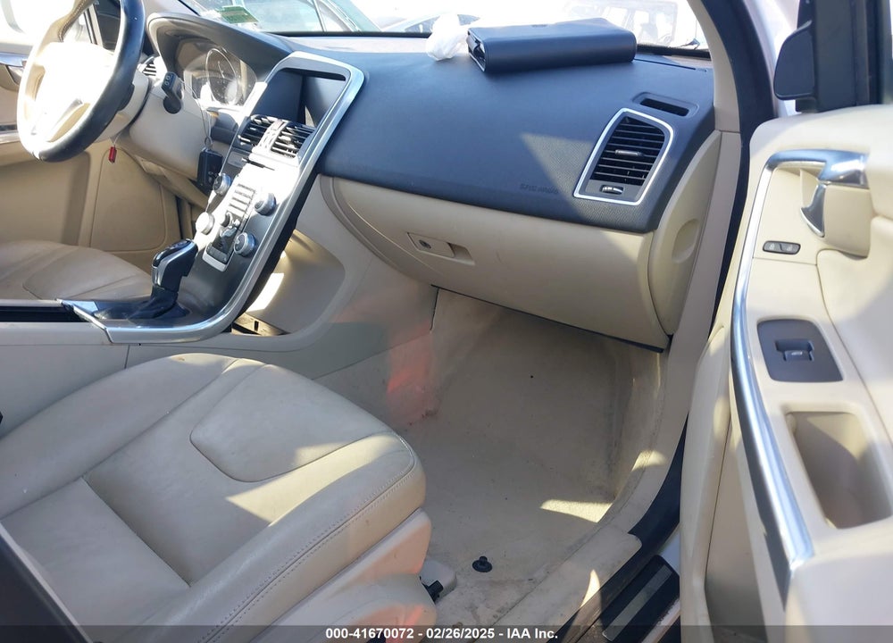2015 VOLVO XC60 VIN: YV4612RK5F2690037