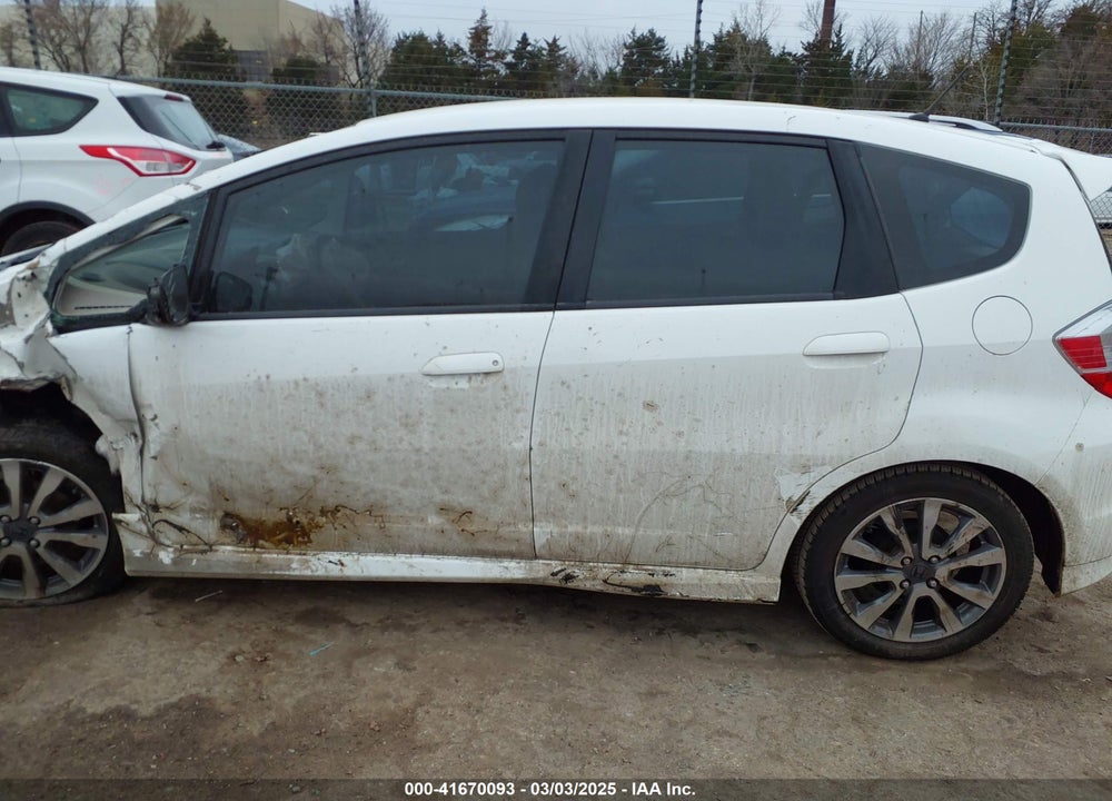 2013 HONDA FIT VIN: JHMGE8G55DC075649