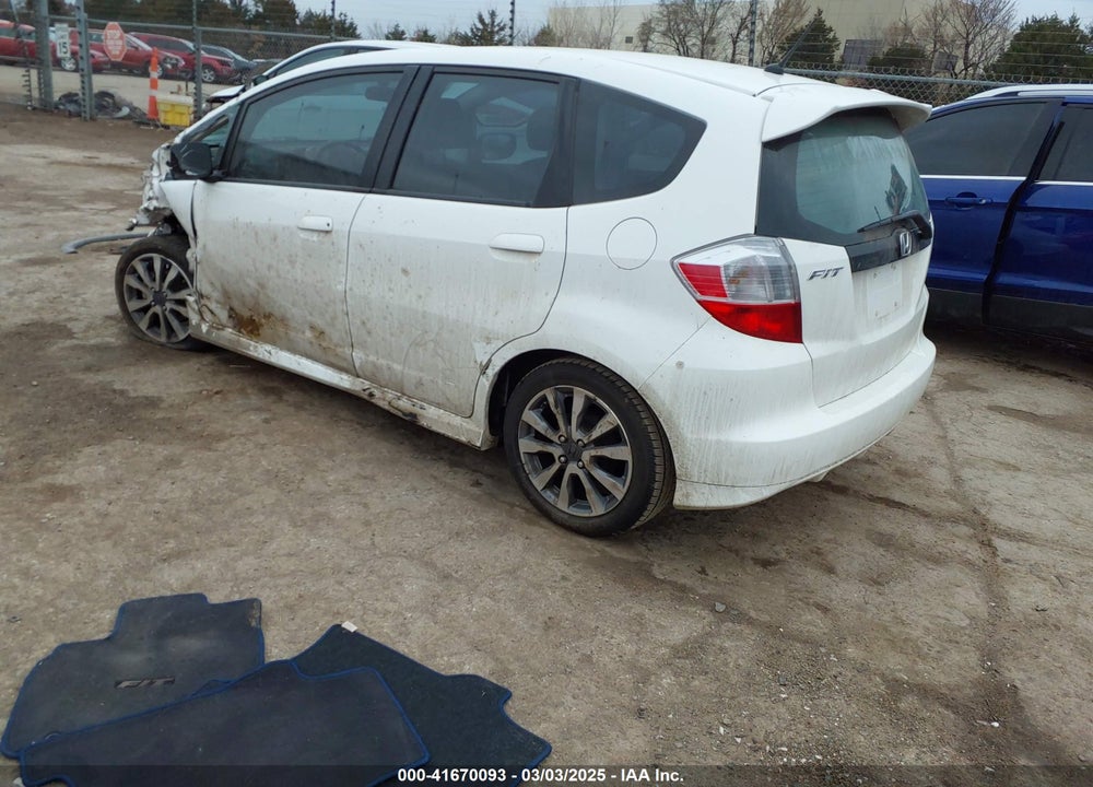 2013 HONDA FIT VIN: JHMGE8G55DC075649