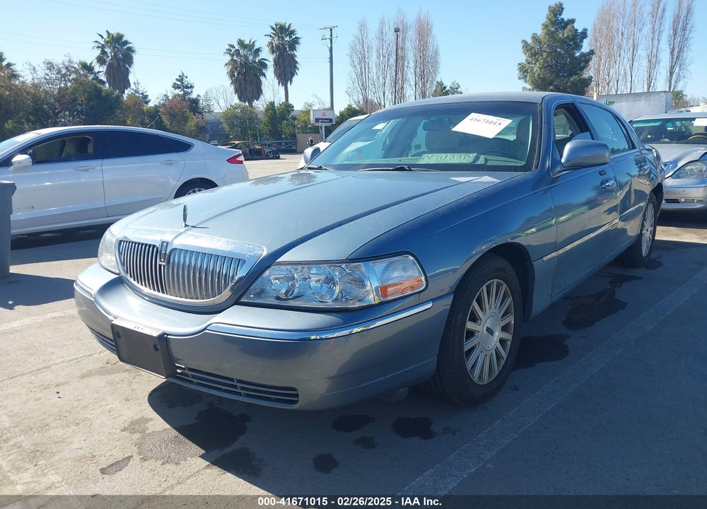 2004 LINCOLN TOWN CAR SIGNATURE VIN: 1LNHM81W94Y637139