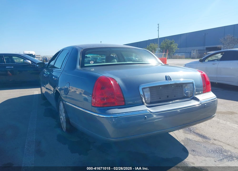 2004 LINCOLN TOWN CAR SIGNATURE VIN: 1LNHM81W94Y637139