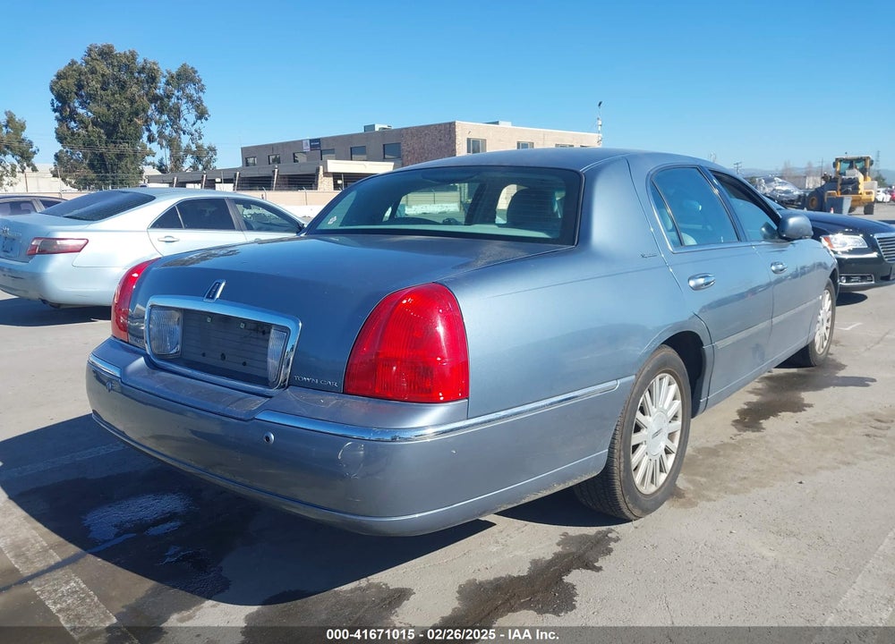 2004 LINCOLN TOWN CAR SIGNATURE VIN: 1LNHM81W94Y637139