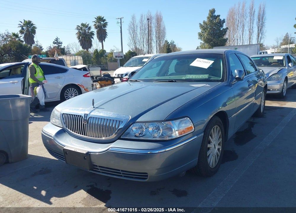2004 LINCOLN TOWN CAR SIGNATURE VIN: 1LNHM81W94Y637139