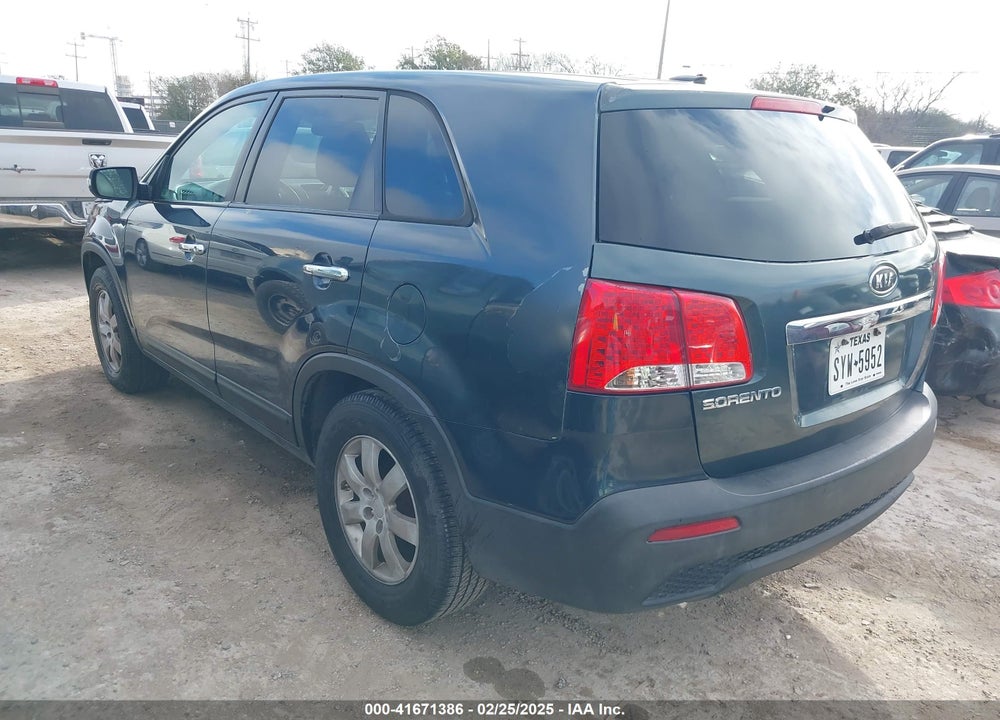 2011 KIA SORENTO VIN: 5XYKT3A16BG065196